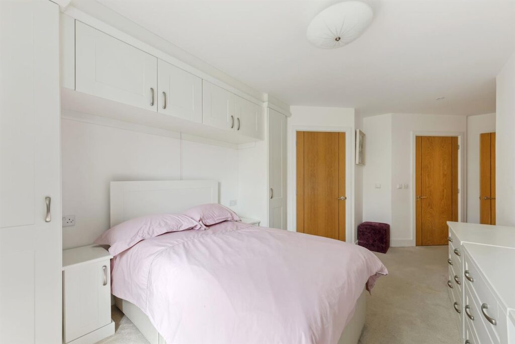 London Road, Guildford, GU1 1FF