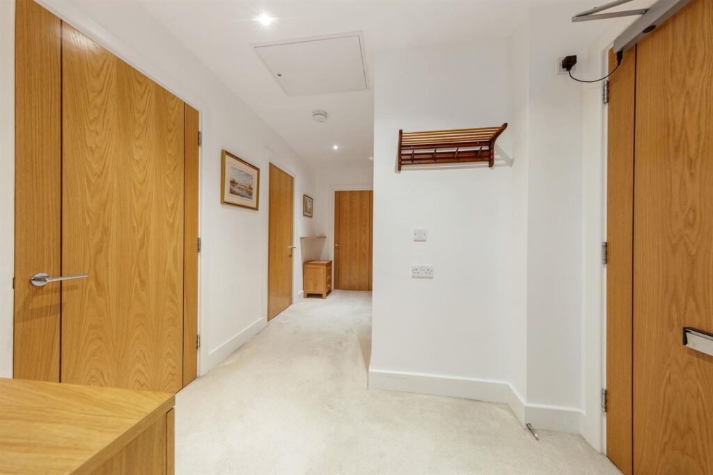 London Road, Guildford, GU1 1FF