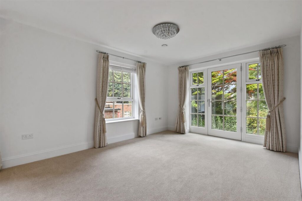 The Cloisters, High Street, Great Missenden, HP16 0AA