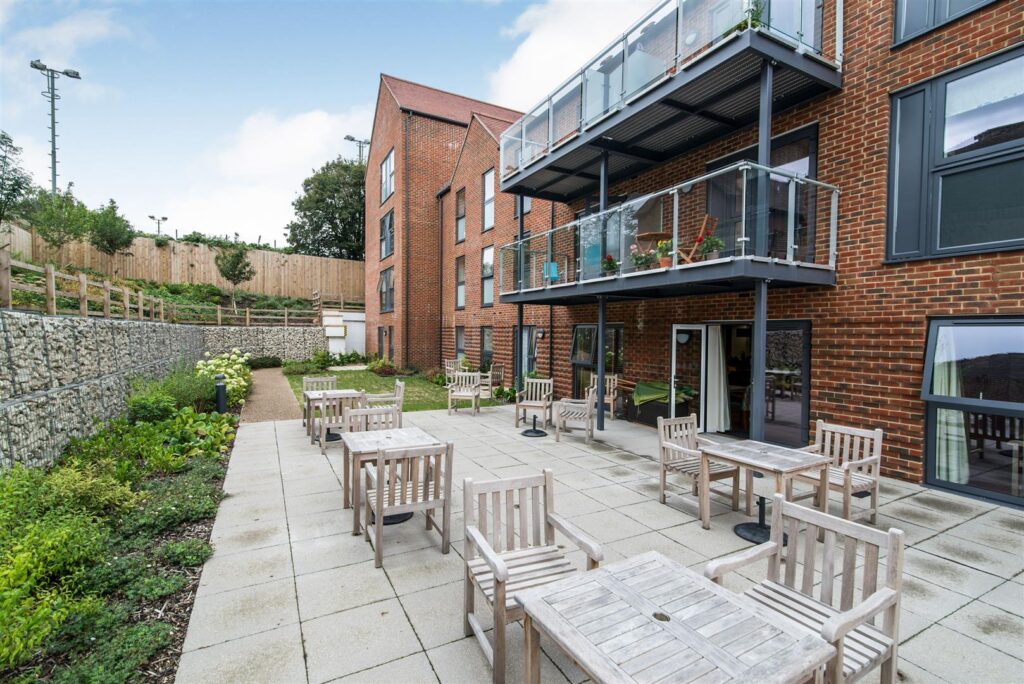 Wayfarer Place, The Dean, Alresford, SO24 9FT