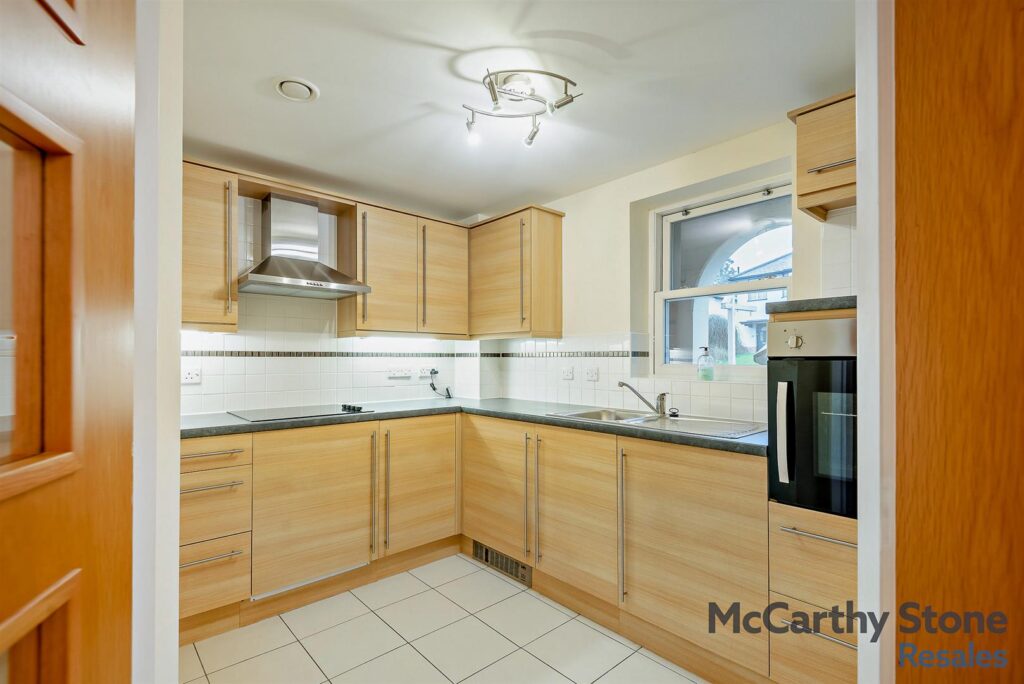 38 Cartwright Court, 2 Victoria Road, Malvern, Worcestershire, WR14 2GE