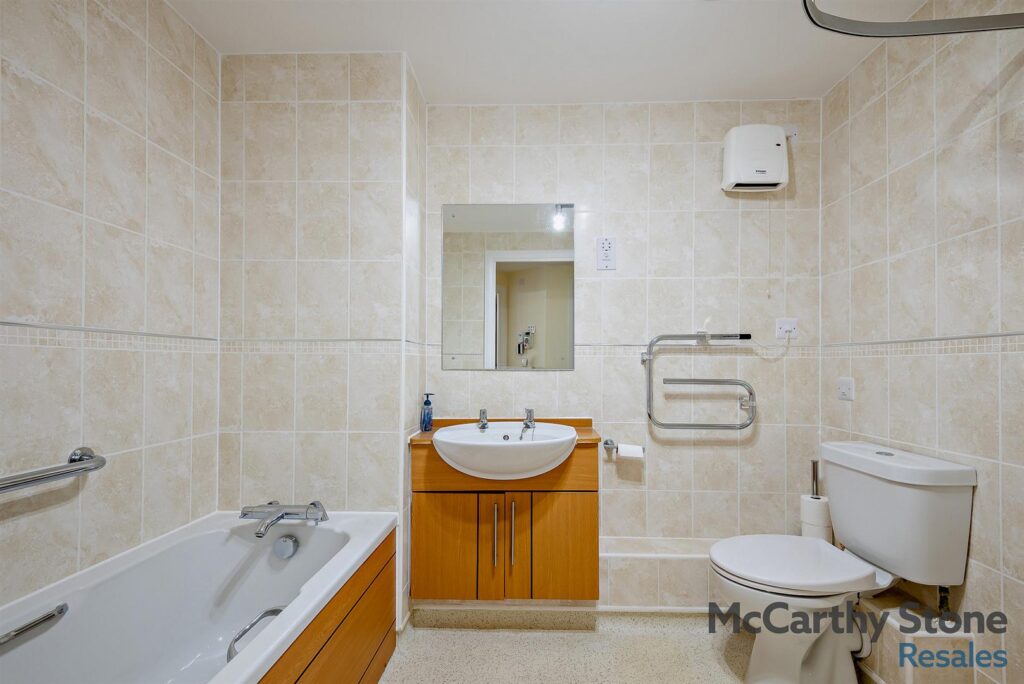 38 Cartwright Court, 2 Victoria Road, Malvern, Worcestershire, WR14 2GE