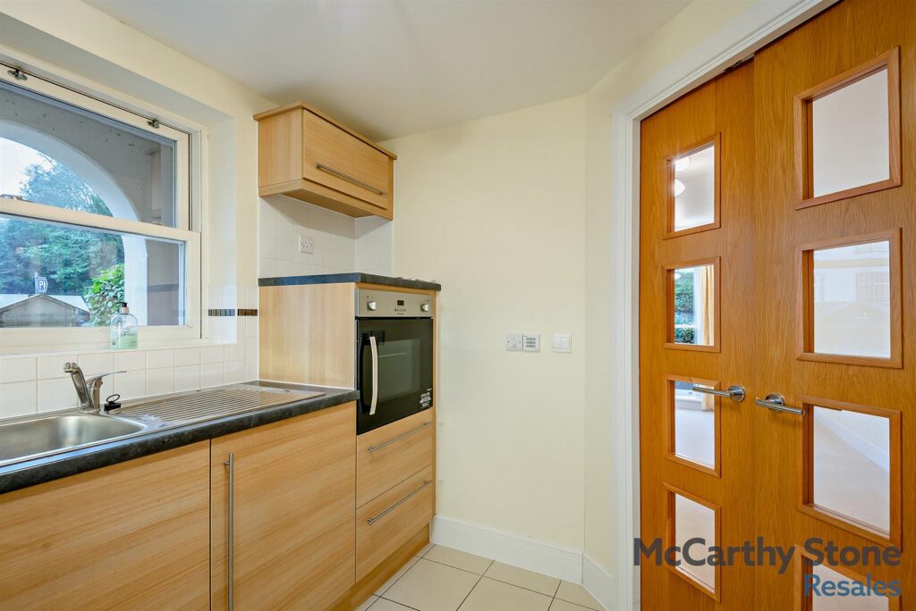 38 Cartwright Court, 2 Victoria Road, Malvern, Worcestershire, WR14 2GE