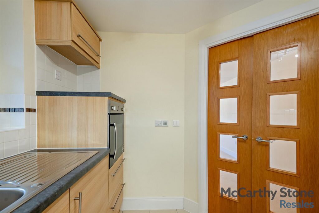 38 Cartwright Court, 2 Victoria Road, Malvern, Worcestershire, WR14 2GE