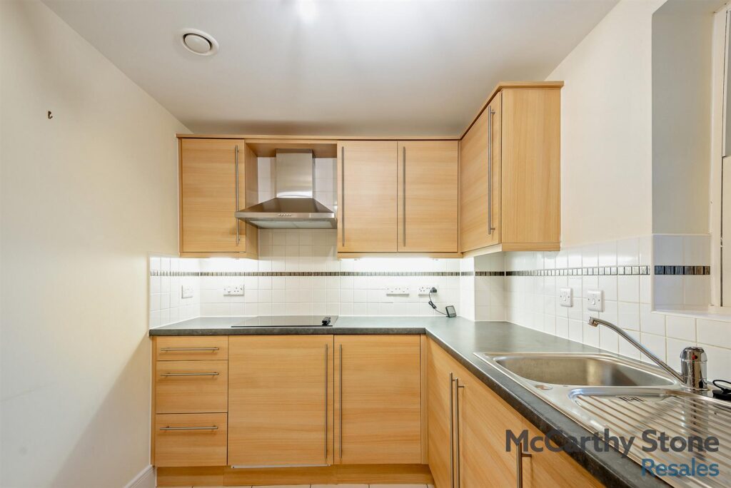 38 Cartwright Court, 2 Victoria Road, Malvern, Worcestershire, WR14 2GE