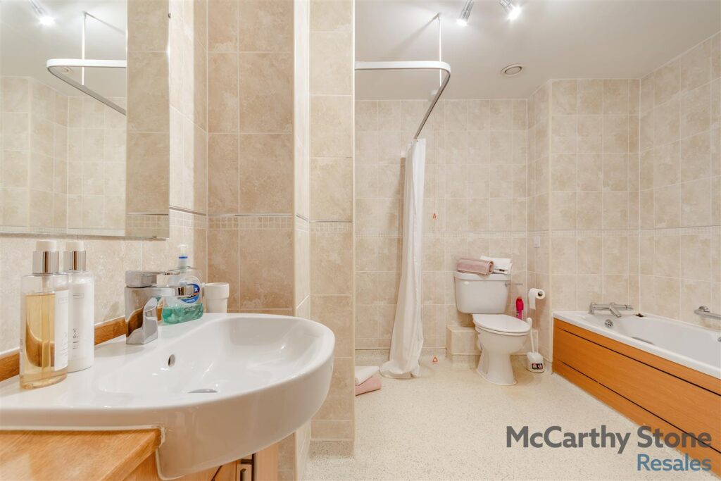 https://mccarthyandstoneresales.propertystream.co/properties/sale/uncategorized/cheltenham/jenner-court-st-georges-road-cheltenham/
