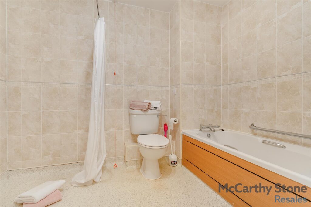 https://mccarthyandstoneresales.propertystream.co/properties/sale/uncategorized/cheltenham/jenner-court-st-georges-road-cheltenham/