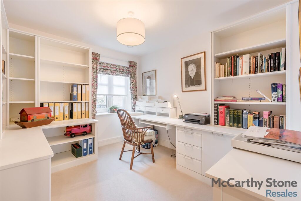 Holmes Place, Crowborough, TN6 2RS