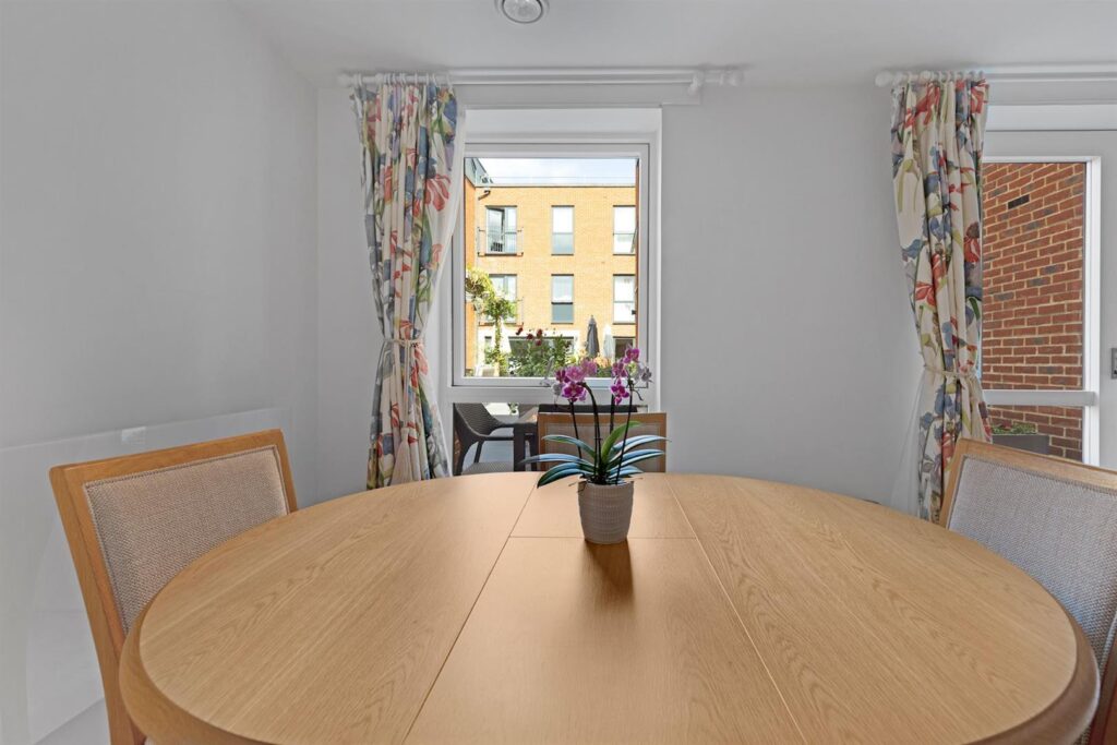 High Street, Cobham, KT11 3EB