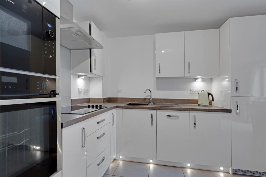 High Street, Cobham, KT11 3EB