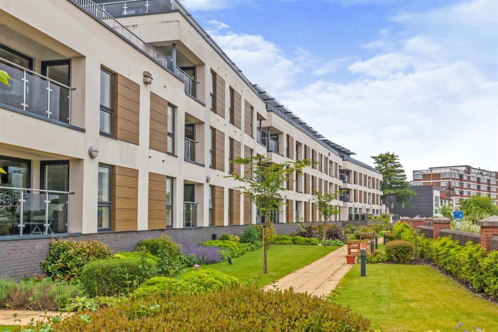 Wilford Lane, West Bridgford. River Facing Corner Apartment